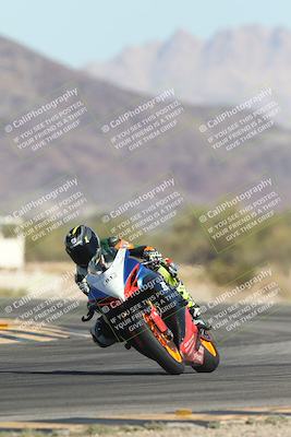 media/Oct-30-2025-Racers Edge (Thu) [[dabbdaf680]]/3-B Group/Session 2 (Turn 14)/